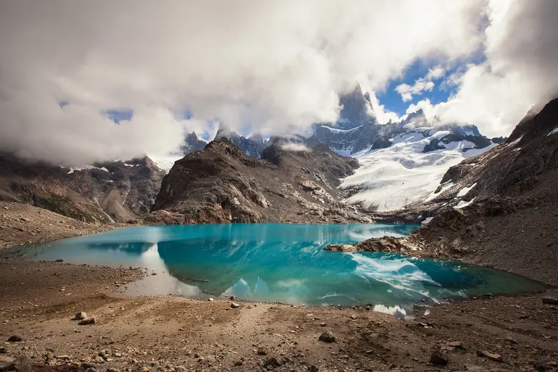 The turquoise Laguna de los Tres beneath the granite face of Fitz Roy