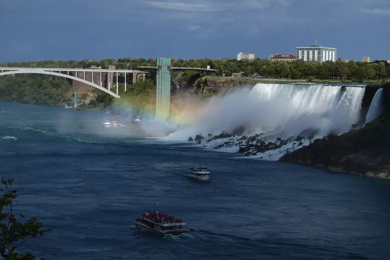 A boat tour at Horseshoe Falls