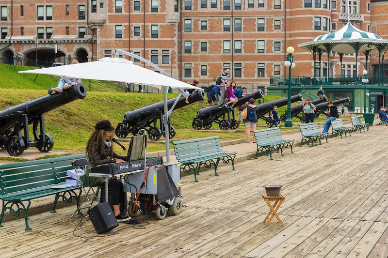 A street pianist performing on Dufferin Terrace
