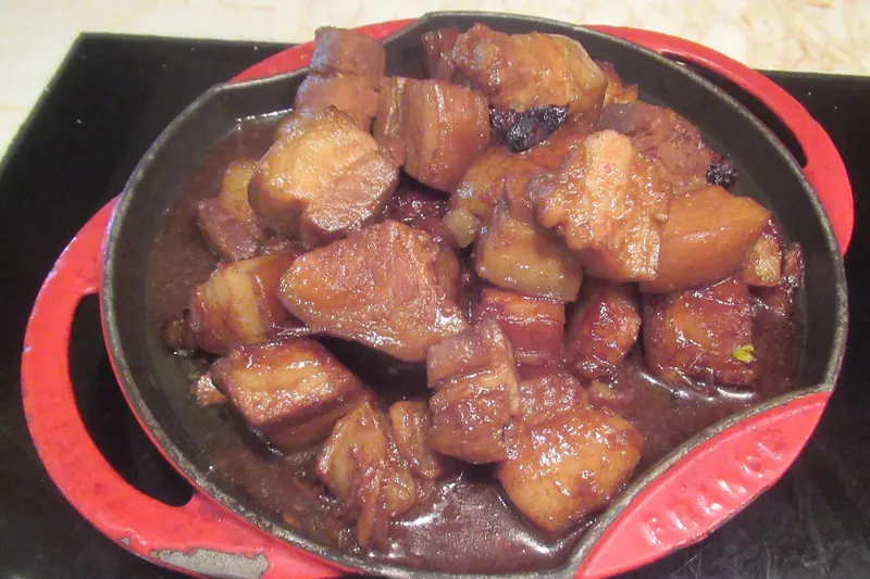 Glossy dark red-braised pork belly, hongshao rou