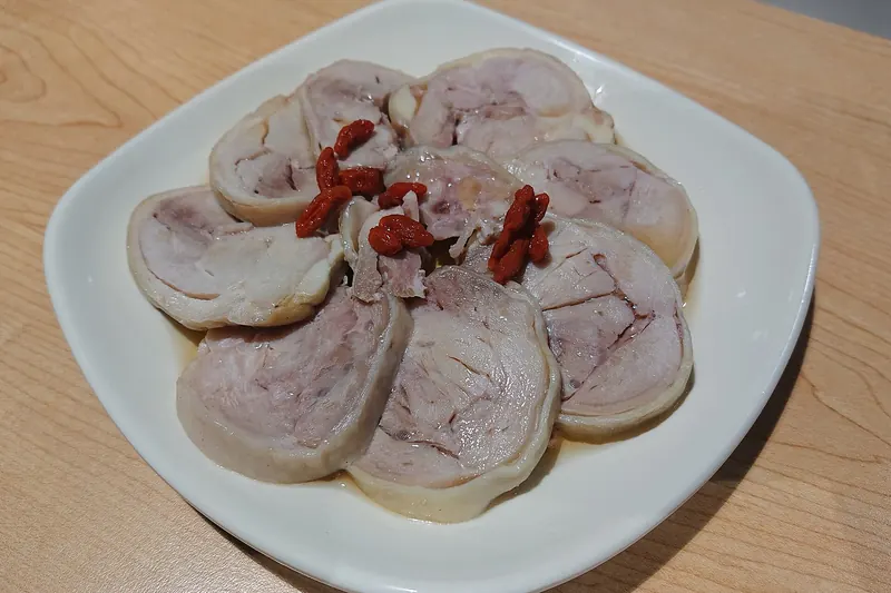 Sliced drunken chicken, poached and steeped in rice wine