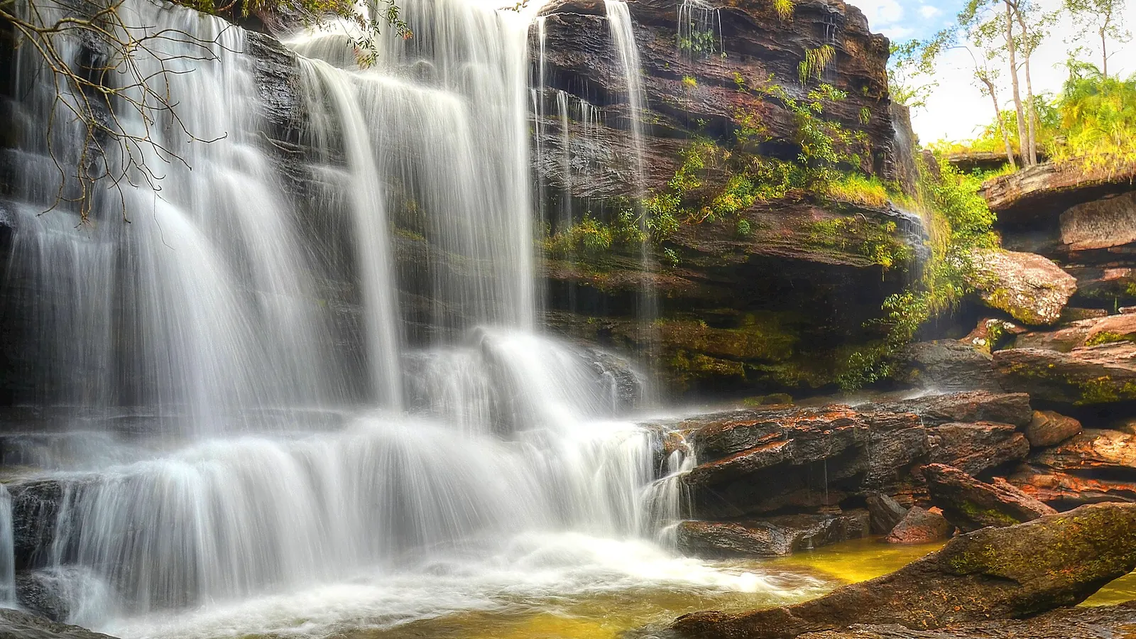 The Cascada los Cuarzos waterfall on the Caño Cristales river with coloured rocks