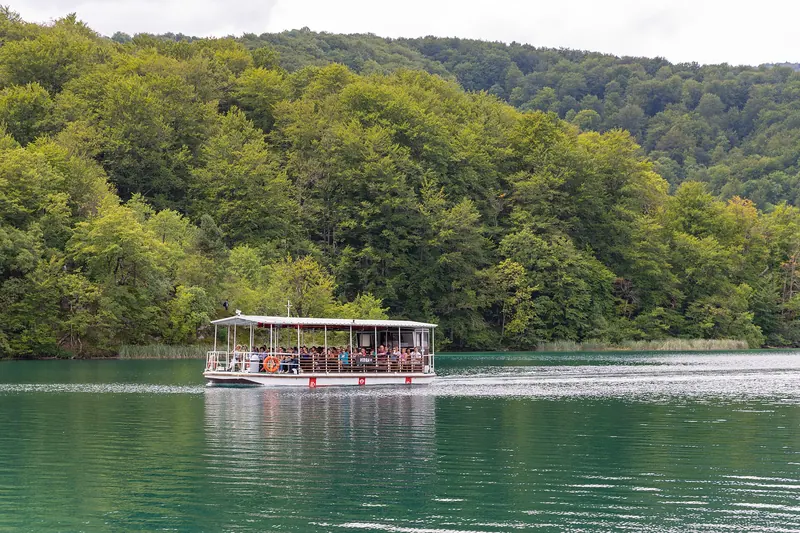 The electric boat crossing Lake Kozjak