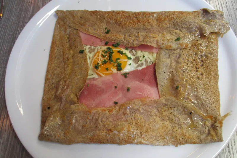 A buckwheat galette complète with ham, egg and cheese