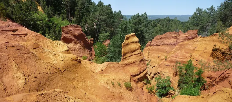 The red and orange ochre cliffs on the trail at Roussillon
