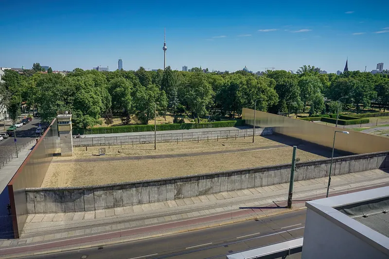 The preserved Wall section at the Bernauer Straße Memorial
