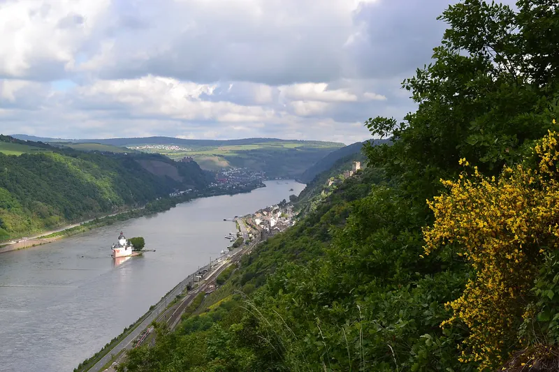A view over the Rhine and Pfalzgrafenstein castle from the Rheinsteig trail