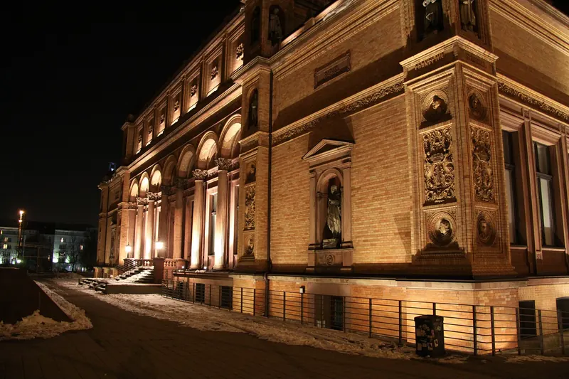 The Kunsthalle Hamburg art museum illuminated at night