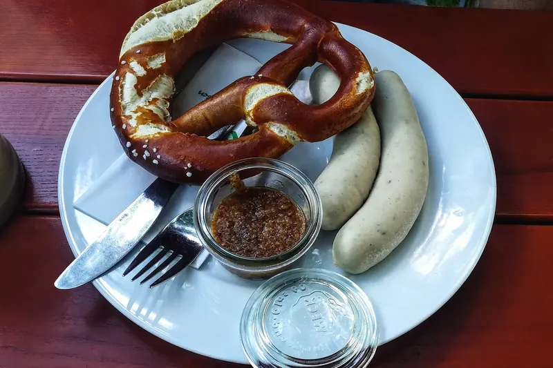 Weisswurst sausages with a pretzel and sweet mustard