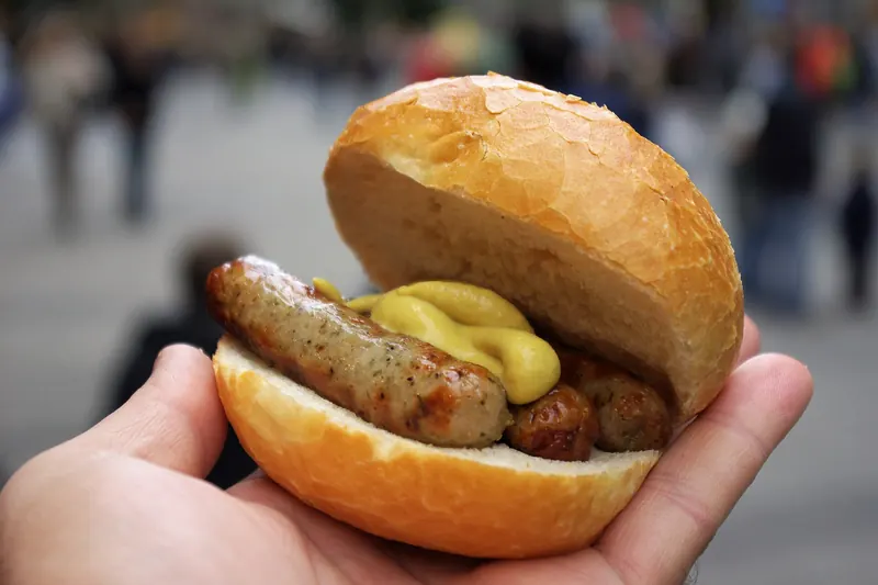 Drei im Weckla, three grilled Nürnberger bratwurst in a bread roll