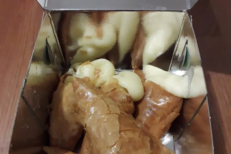 Trigona Panoramatos, triangular custard-filled pastries