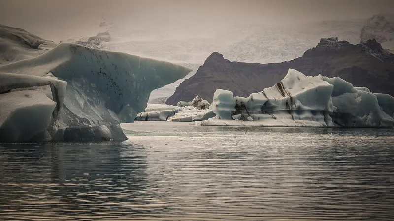 Icebergs drifting in the Jökulsárlón glacier lagoon
