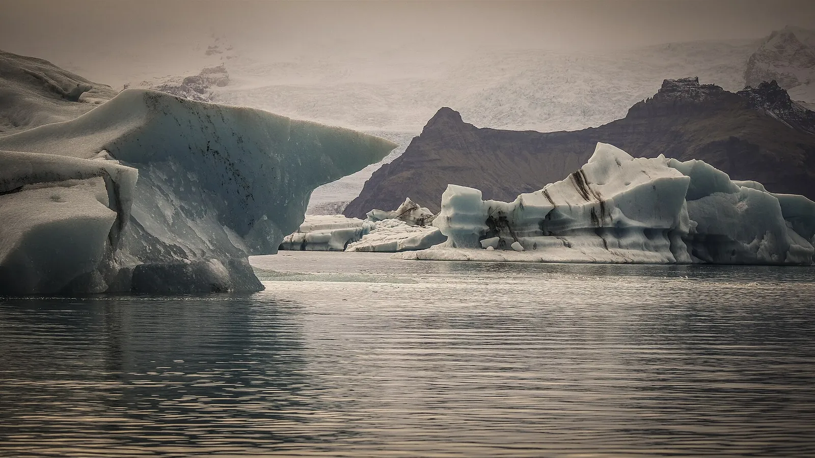 Icebergs drifting in the Jökulsárlón glacier lagoon