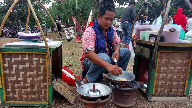 Kerak telor, a traditional Betawi spiced omelette