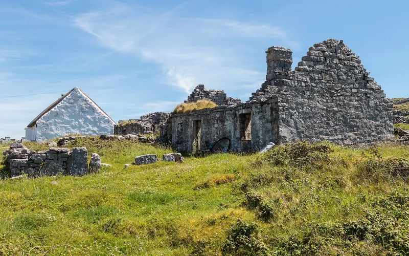 An abandoned stone cottage on Inis Mór