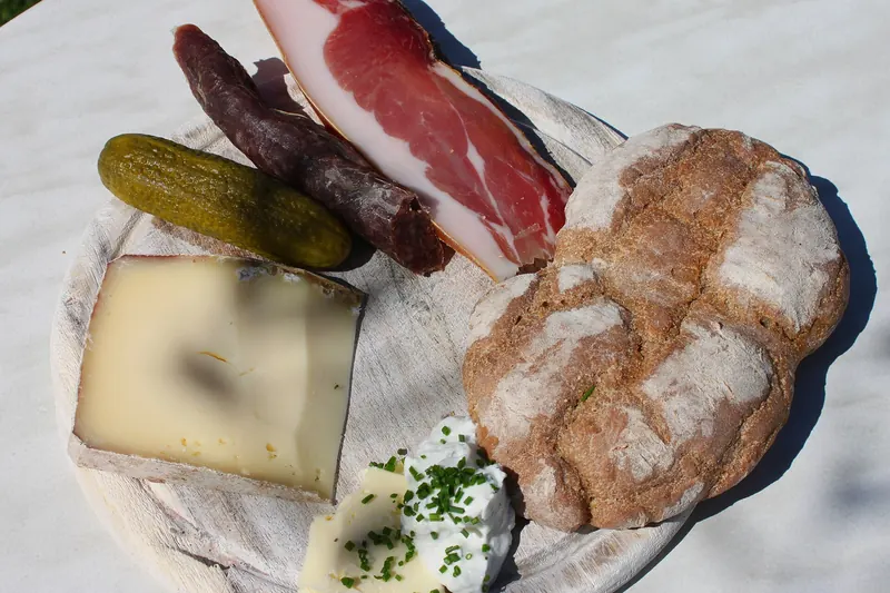 A Marende board of speck, cheese and rye bread