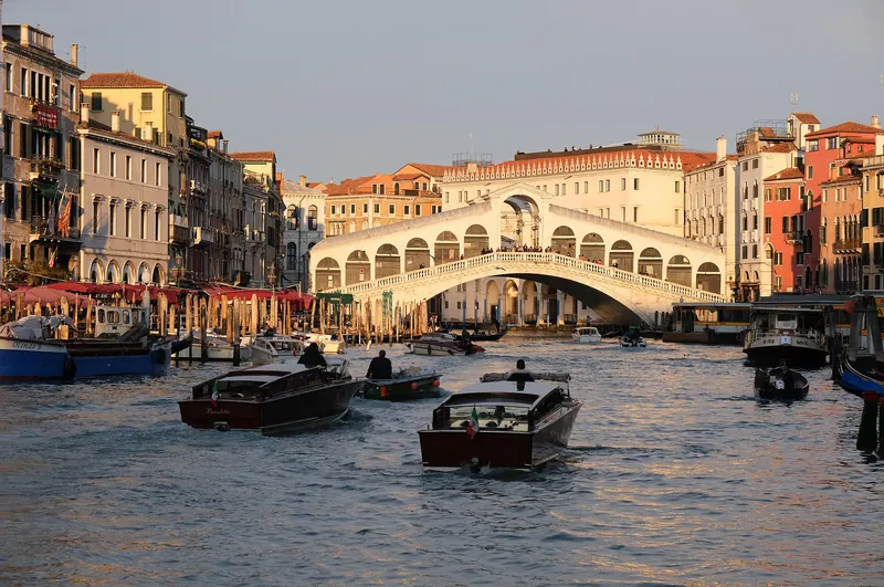 The Rialto Bridge arching over the Grand Canal