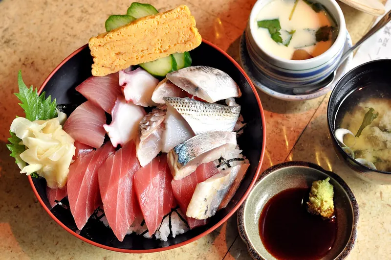 Kaisendon, fresh raw seafood served over rice
