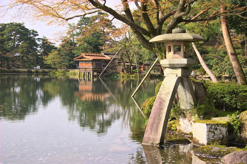Kenrokuen Garden's Kotoji-toro stone lantern beside the pond in Kanazawa