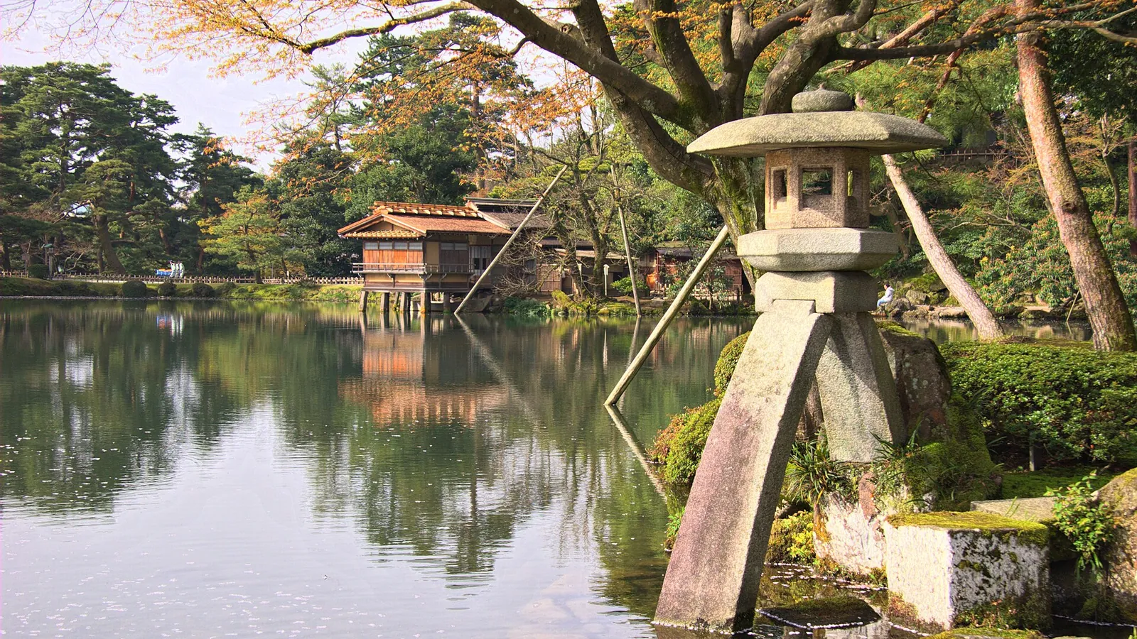 Kenrokuen Garden's Kotoji-toro stone lantern beside the pond in Kanazawa