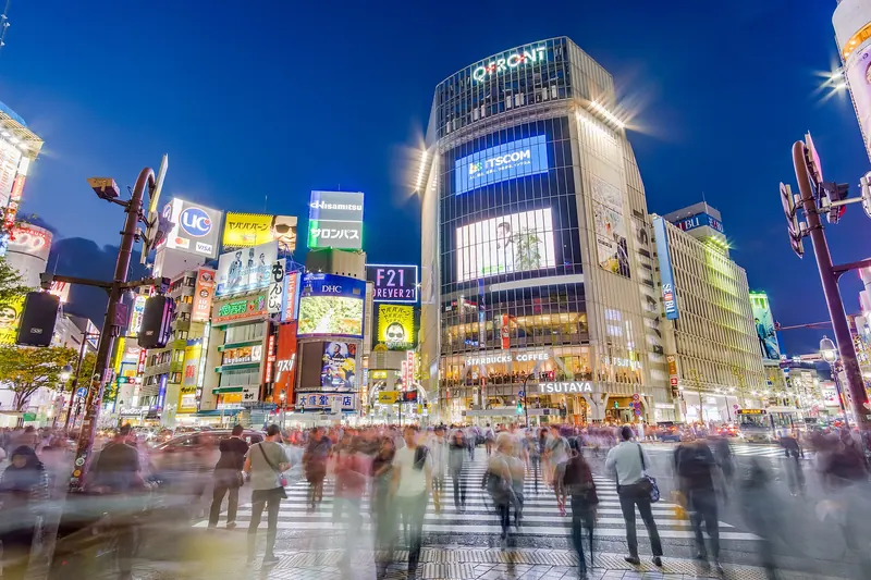 Crowds crossing at Shibuya Scramble Crossing