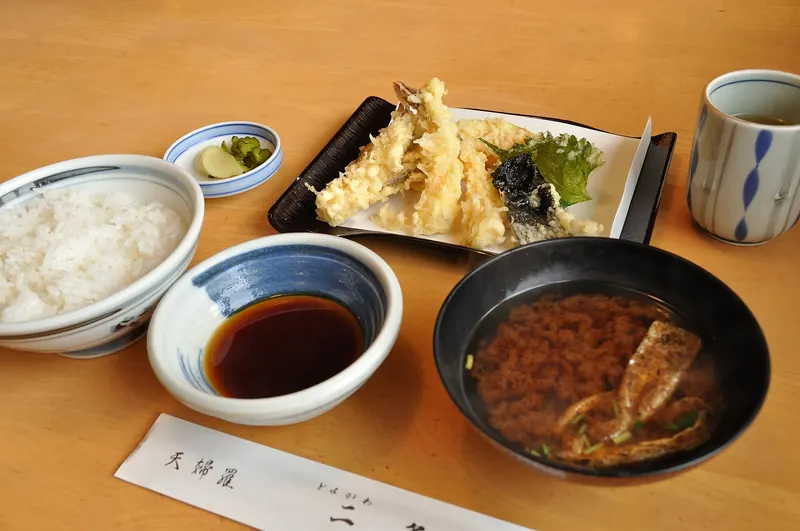 A plate of freshly fried tempura