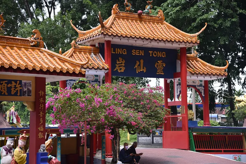 The colourful entrance to Ling Sen Tong cave temple in Ipoh