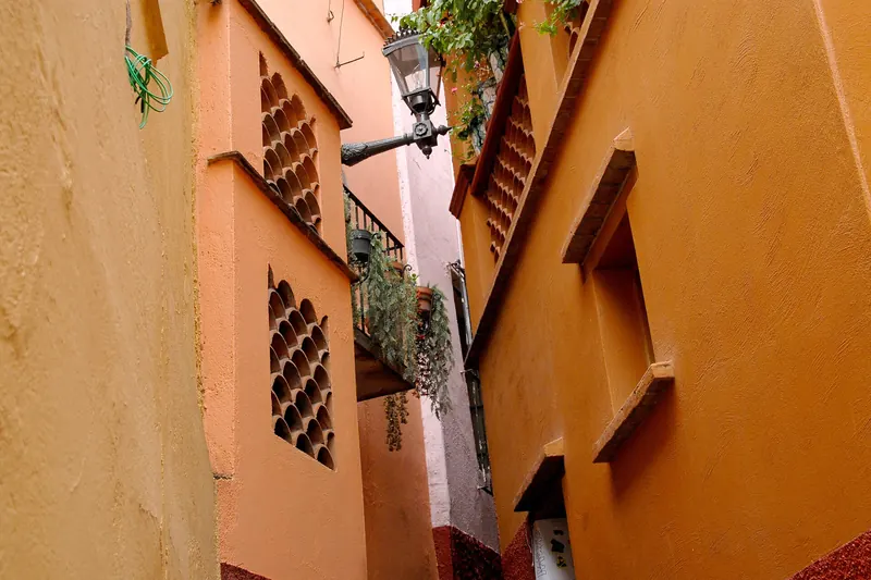 The narrow Callejón del Beso in Guanajuato with balconies almost touching