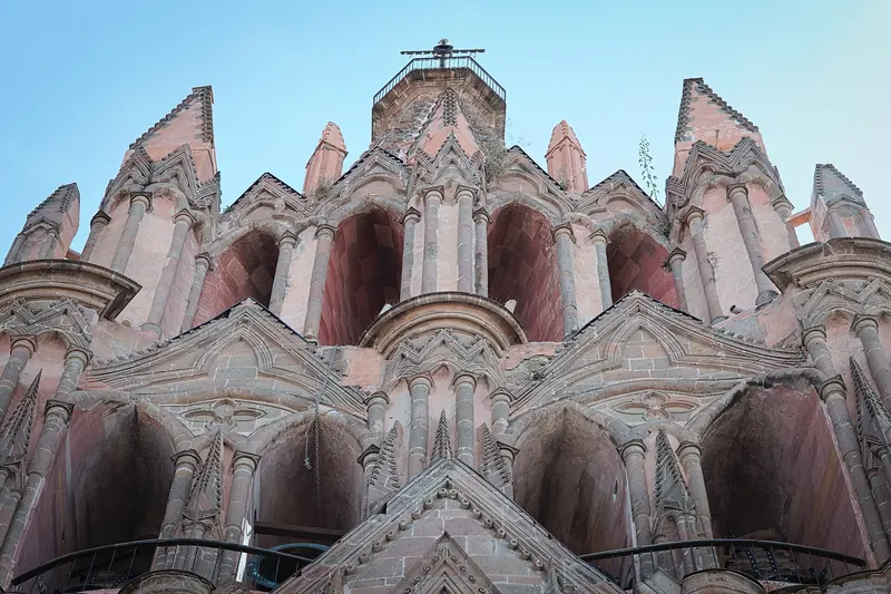 The pink neo-Gothic facade of the Parroquia de San Miguel Arcángel in San Miguel de Allende