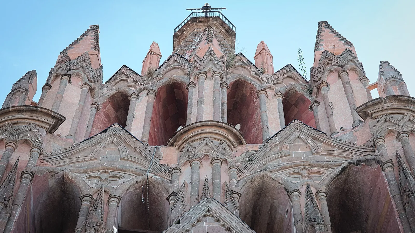 The pink neo-Gothic facade of the Parroquia de San Miguel Arcángel in San Miguel de Allende