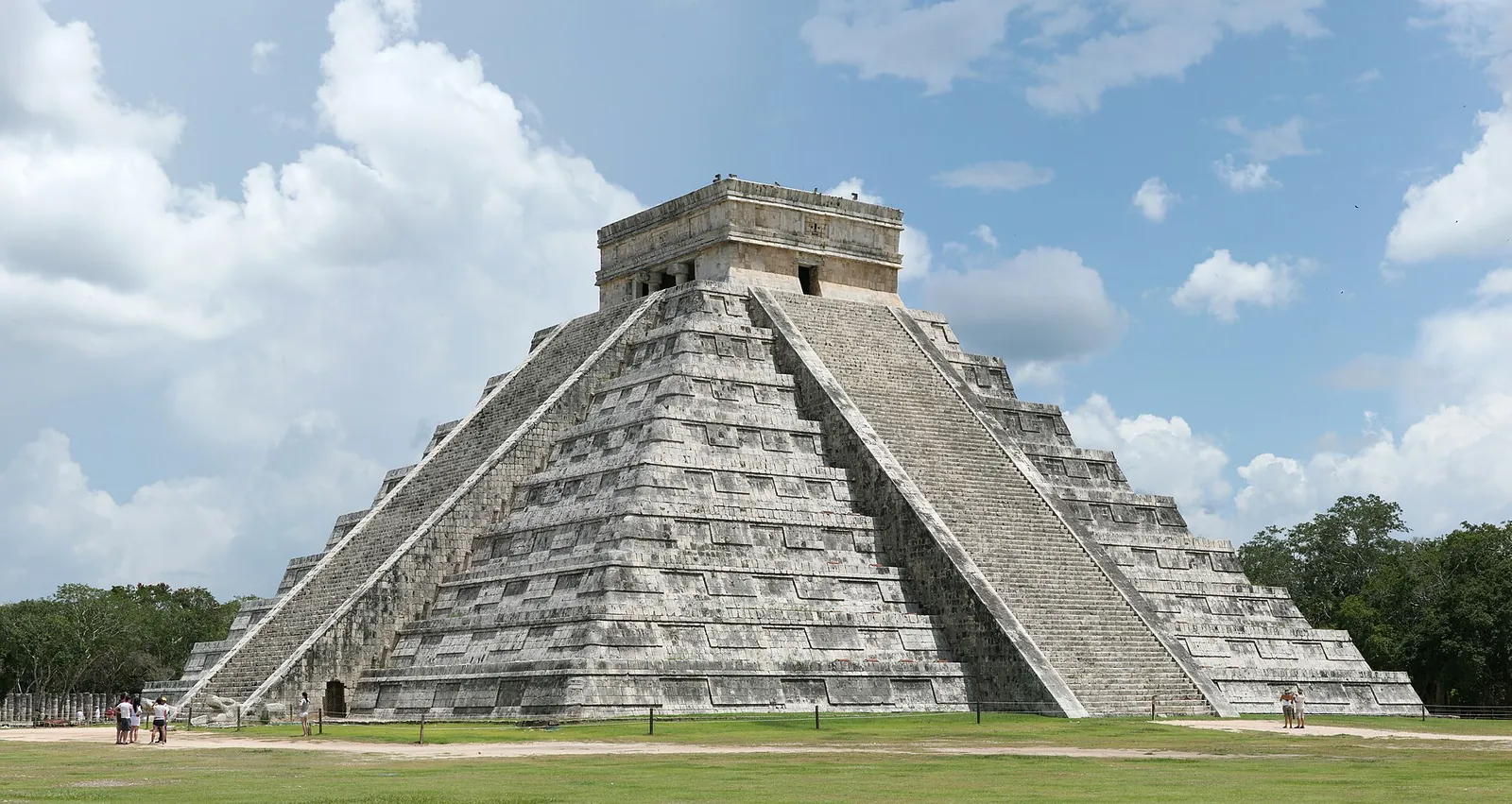 El Castillo, the stepped pyramid of Chichén Itzá, on its plaza under a blue sky