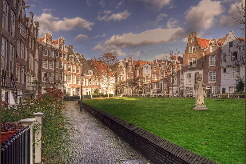 The quiet historic courtyard of the Begijnhof in central Amsterdam