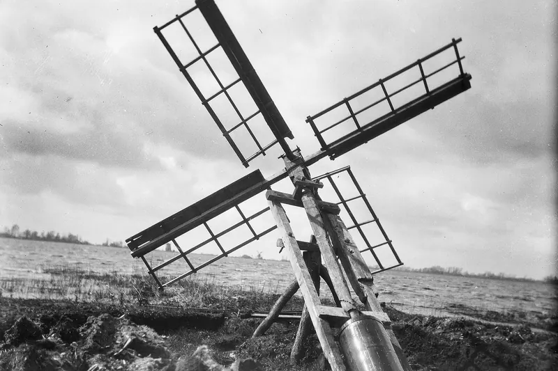 A traditional tjasker windmill beside the Bovenwijde lake near Giethoorn