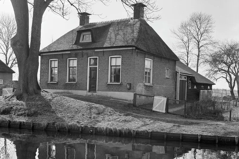A traditional thatched farmhouse beside a canal in Giethoorn