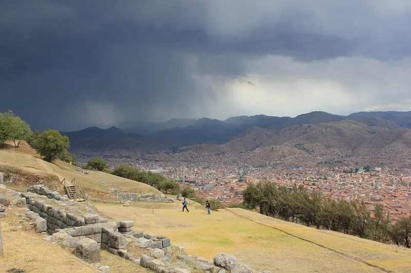 Walking along the walls of Sacsayhuamán