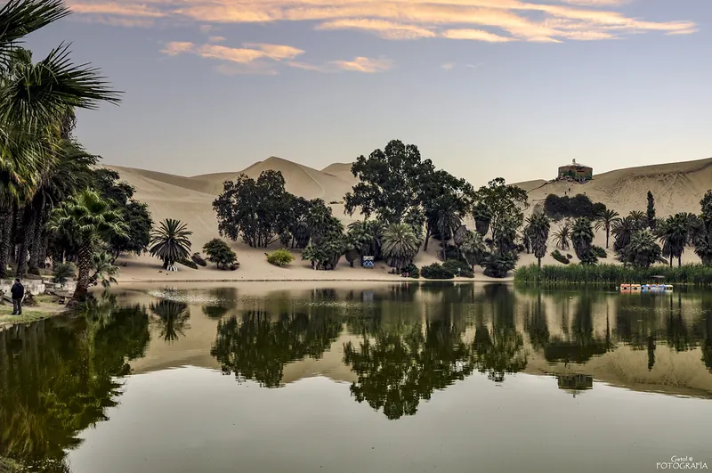 The lagoon at the centre of the Huacachina oasis