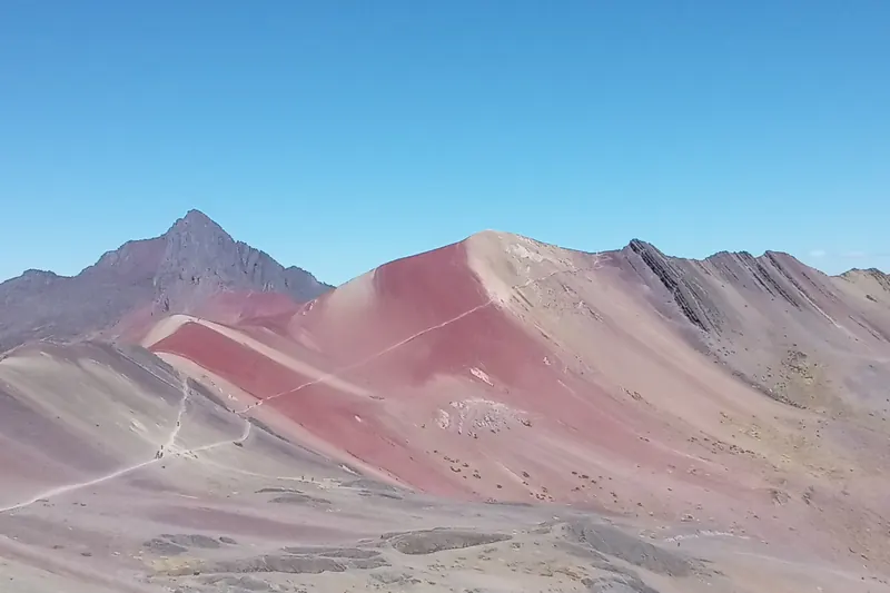 The high-altitude hiking trail to Rainbow Mountain