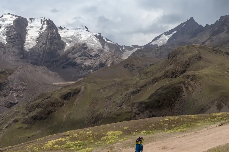 A local muleteer with a horse at Vinicunca