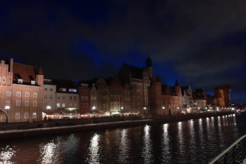 Merchant houses and the medieval port crane along the Motława river in Gdańsk