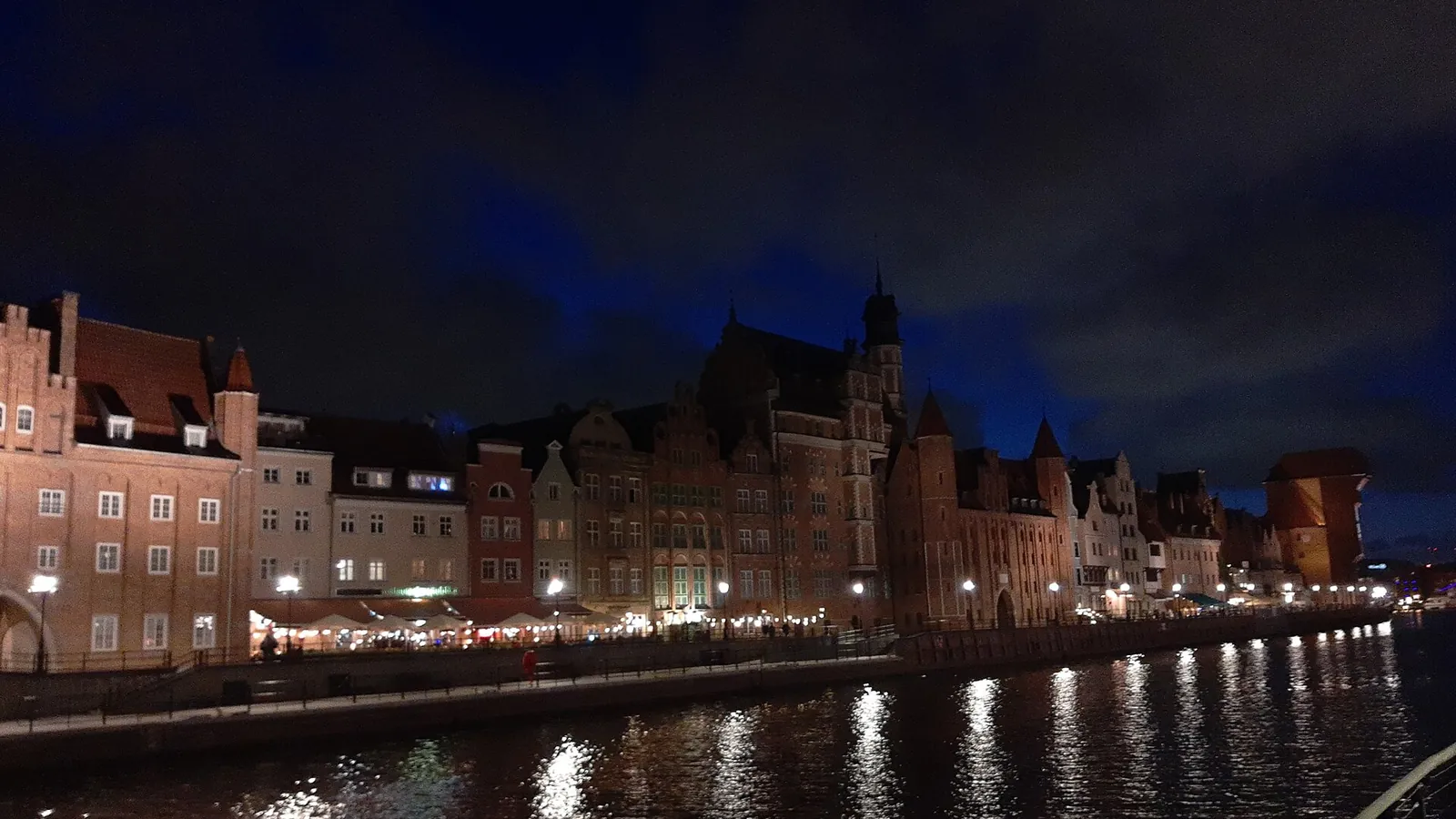 Merchant houses and the medieval port crane along the Motława river in Gdańsk