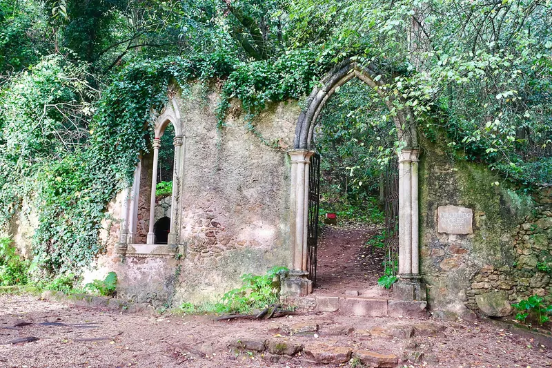 The ivy-covered Fonte dos Amores in the gardens of Quinta das Lágrimas