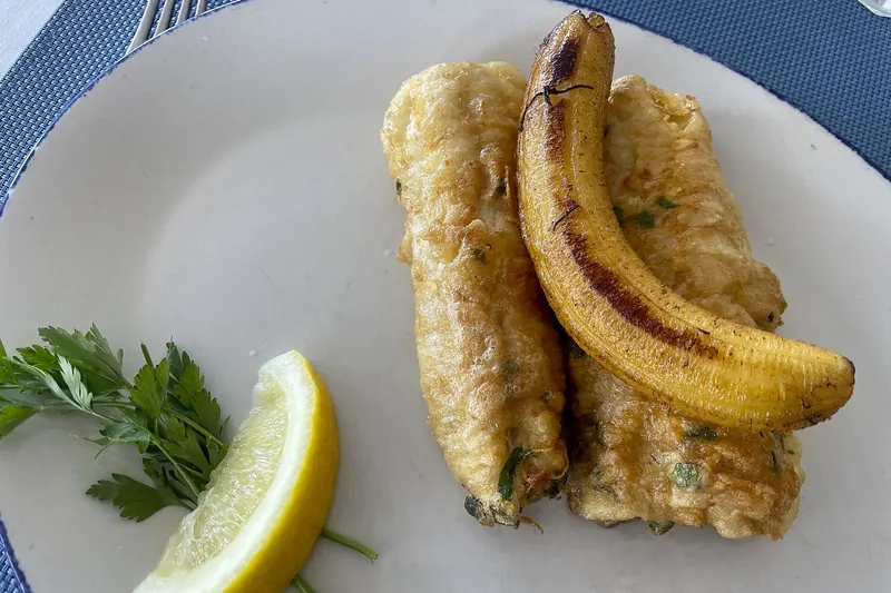 Espada com banana, black scabbardfish fillets served with fried banana