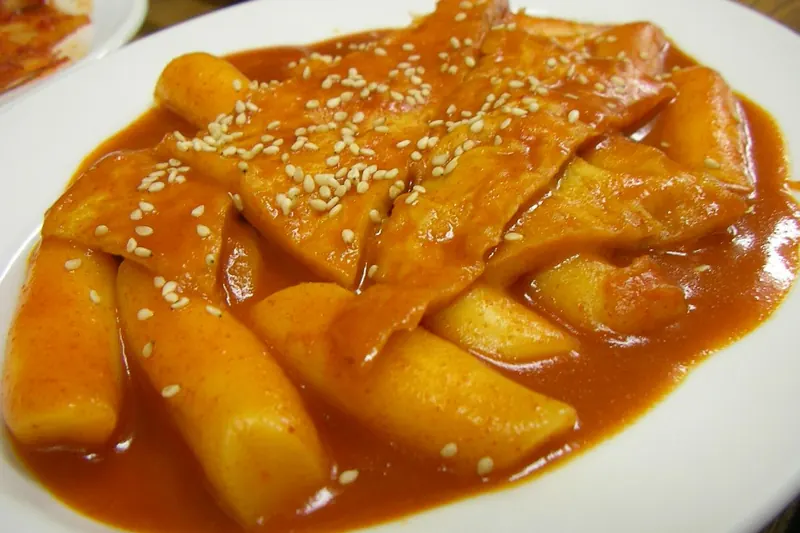 Chewy rice cakes in a red chilli sauce