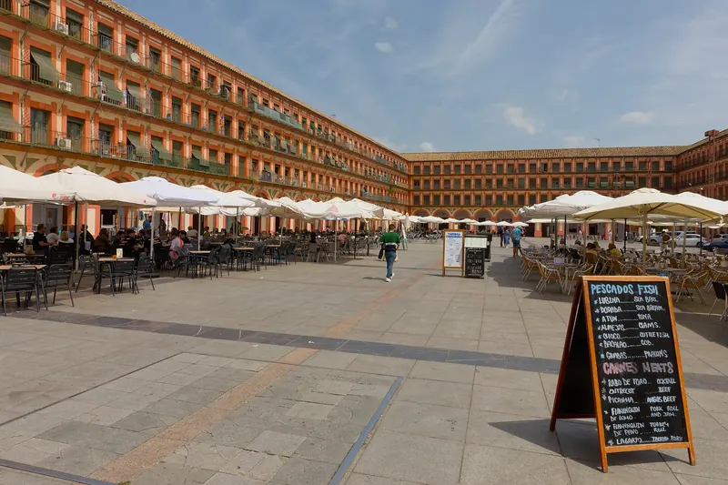 The enclosed rectangular Plaza de la Corredera