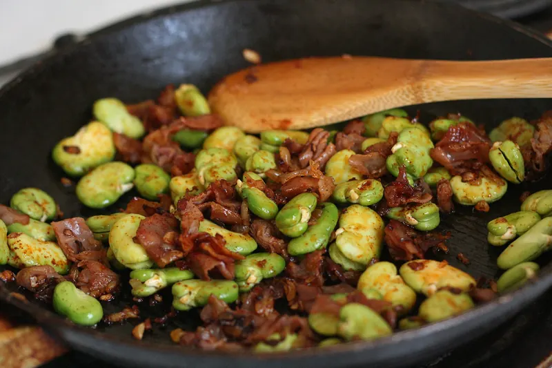 Young broad beans fried with cured ham