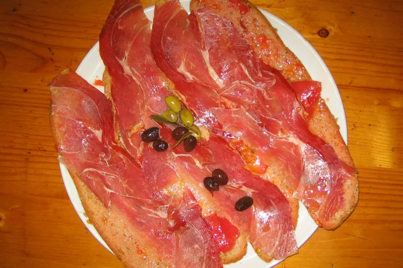 Pa amb oli — country bread with tomato, oil and toppings
