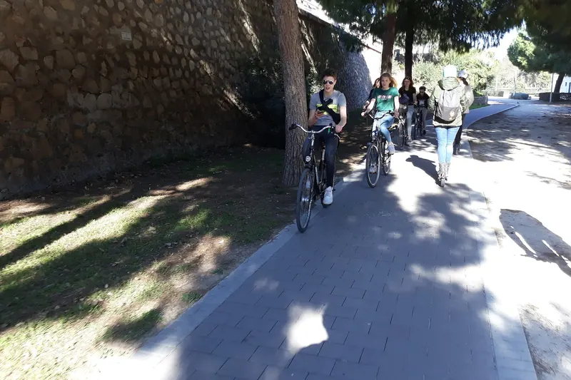 Cyclists on the traffic-free path through the Turia Gardens