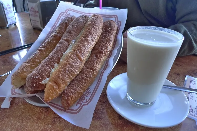 A glass of horchata served with fartons