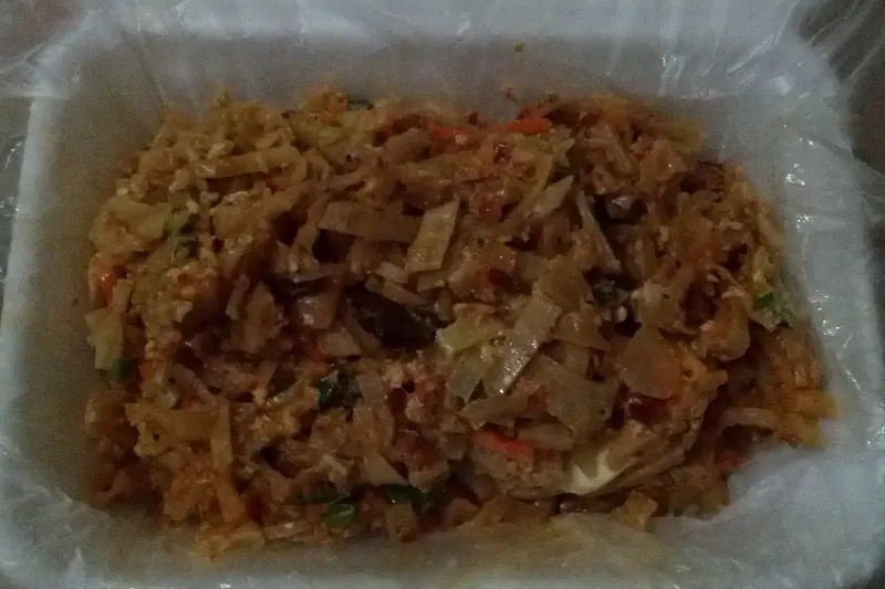 Chopped kottu roti with vegetables and egg
