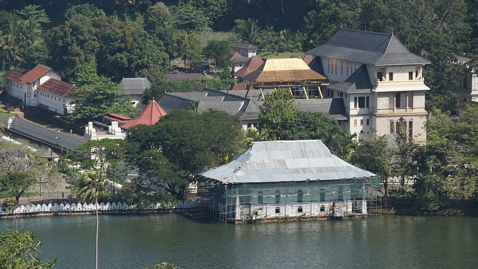 Kandy Lake with the white Temple of the Tooth beside it